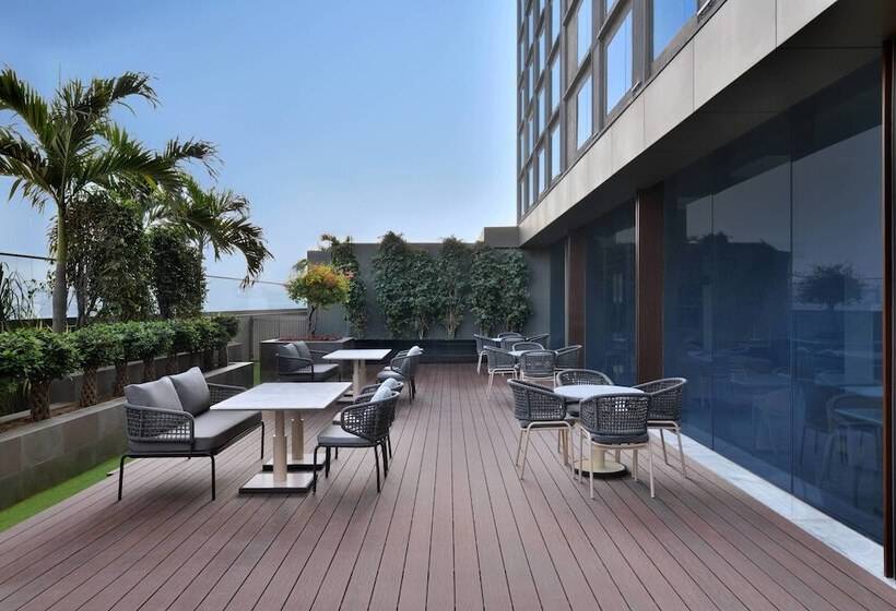 Отель Courtyard By Marriott Ahmedabad Sindhu Bhavan Road