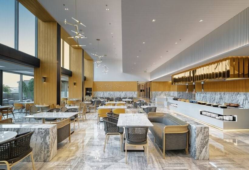 Отель Courtyard By Marriott Ahmedabad Sindhu Bhavan Road