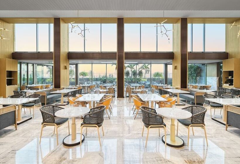 Отель Courtyard By Marriott Ahmedabad Sindhu Bhavan Road