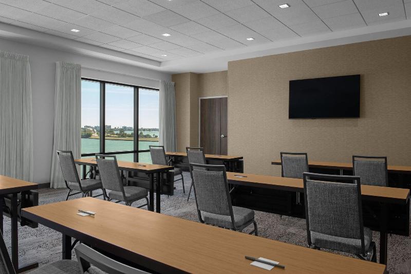 בית מלון כפרי Courtyard By Marriott Clearwater Beach