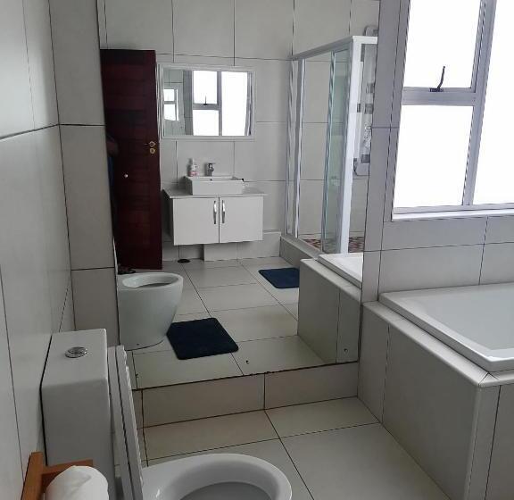 Отель Margate Beach Lodge