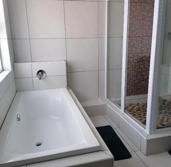 Отель Margate Beach Lodge