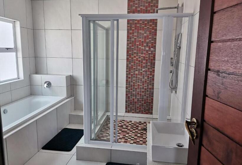 Отель Margate Beach Lodge