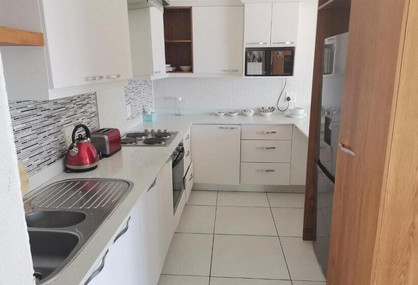 Отель Margate Beach Lodge