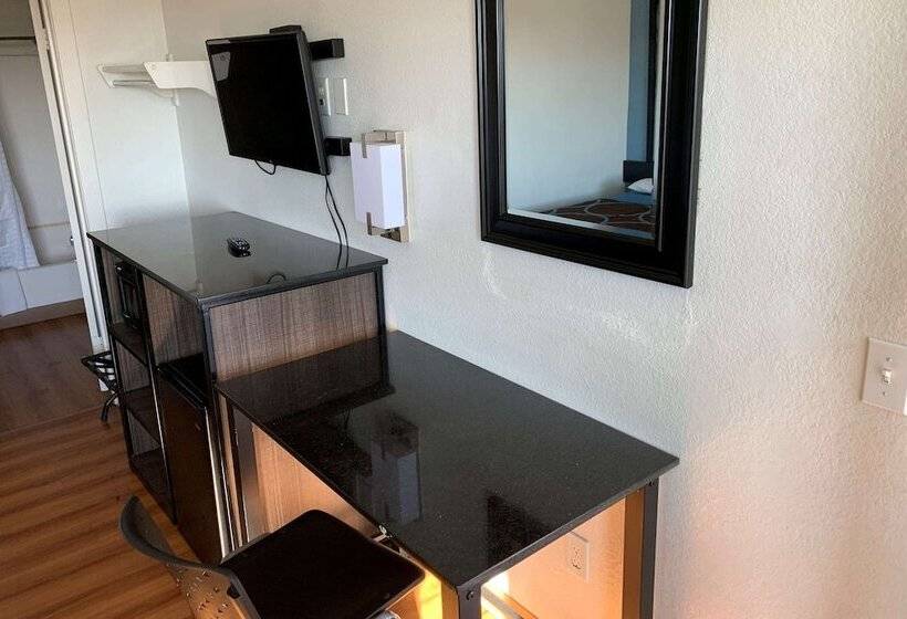 هتل Super 8 By Wyndham Phoenix West