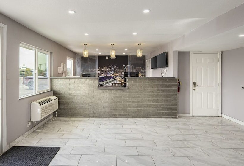 هتل Super 8 By Wyndham Phoenix West