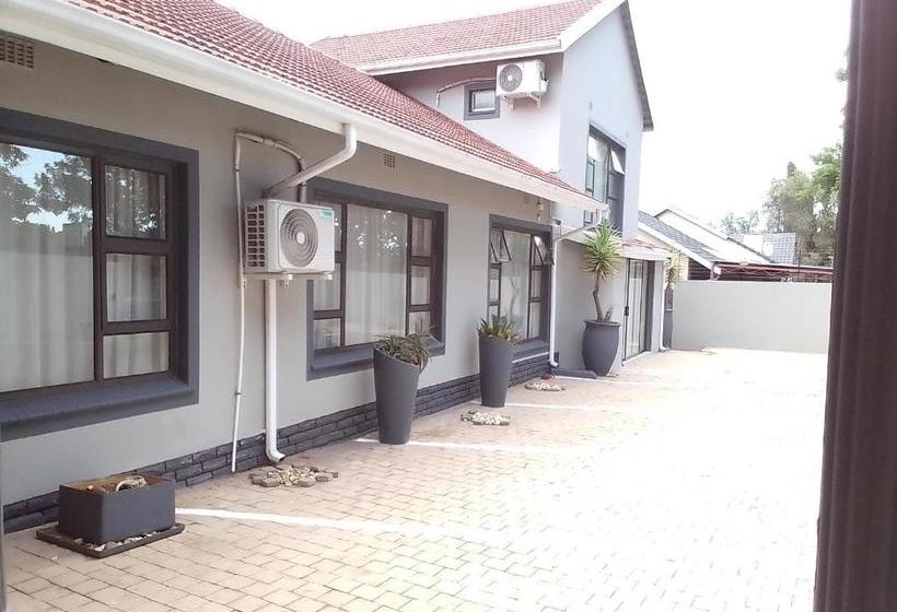 פנסיון Castle Ridge Guesthouse