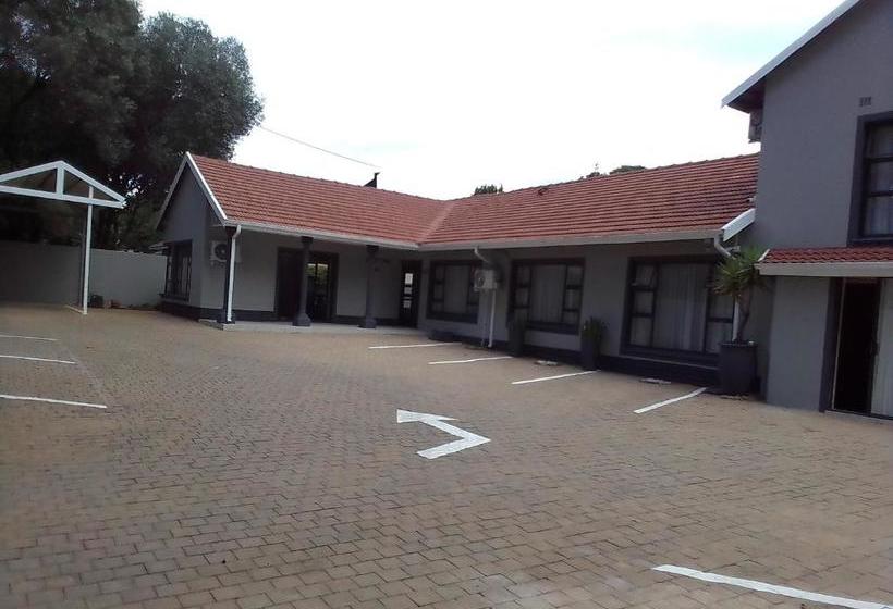 פנסיון Castle Ridge Guesthouse