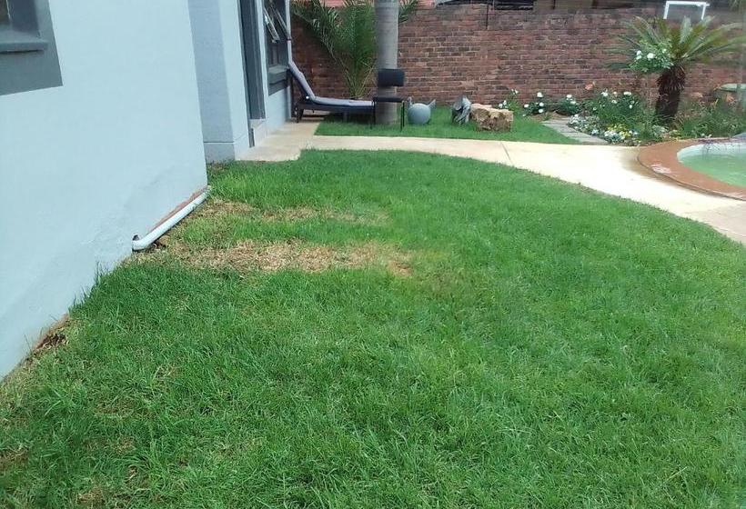 פנסיון Castle Ridge Guesthouse