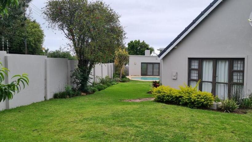 Bed and Breakfast 6 On Western Guest House