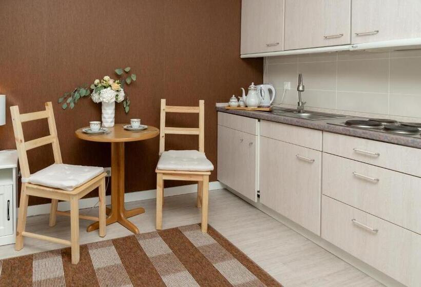 تختخواب و صبحانه Zum Hahn