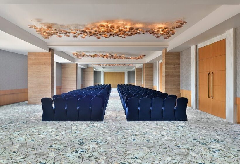 فندق Courtyard By Marriott Nashik