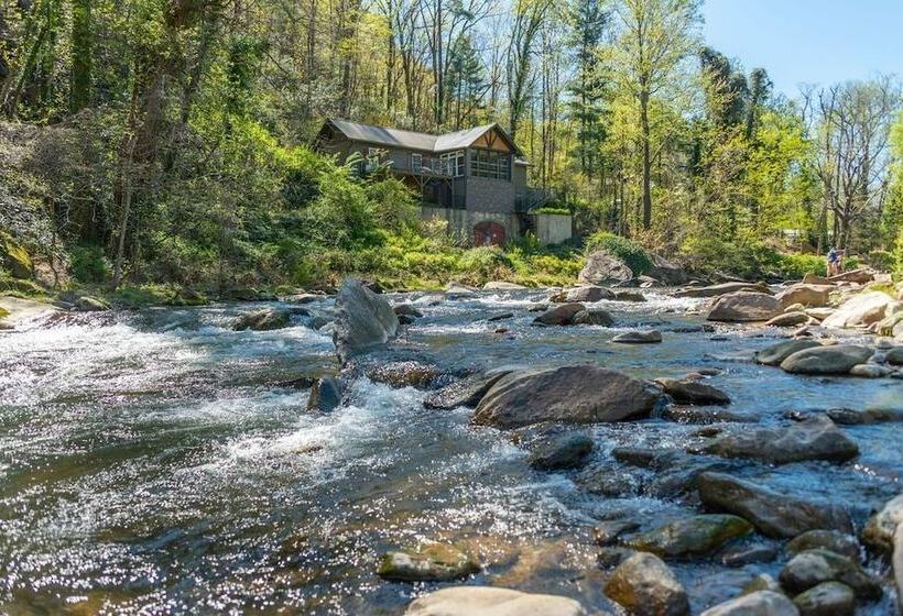 Geneva Hotel & Tiki Bar