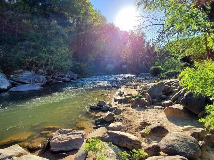Geneva Hotel & Tiki Bar