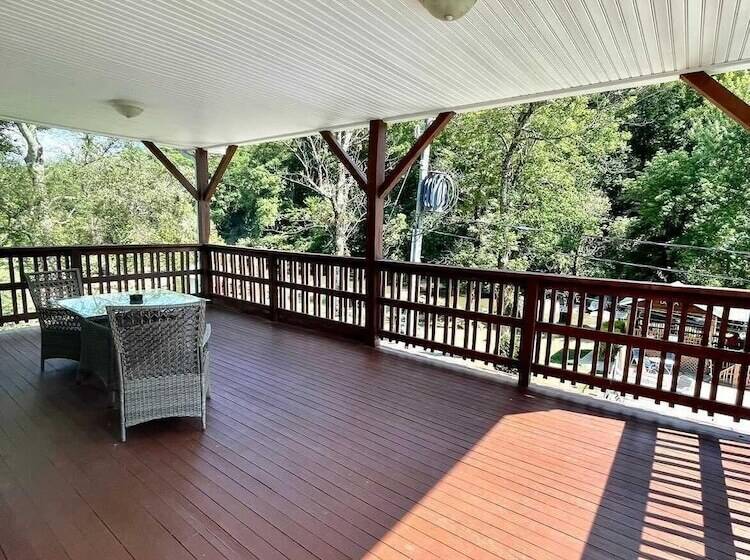 Geneva Hotel & Tiki Bar