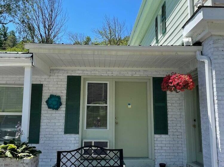 Geneva Hotel & Tiki Bar