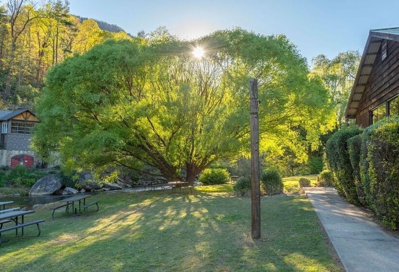 Geneva Hotel & Tiki Bar