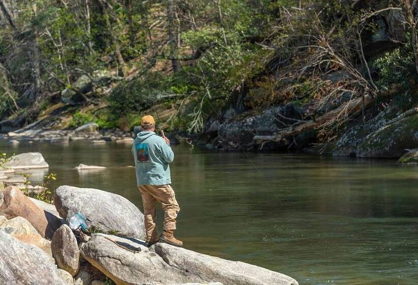 Geneva Hotel & Tiki Bar