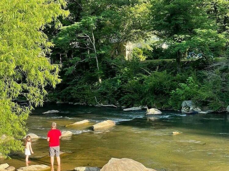 Geneva Hotel & Tiki Bar