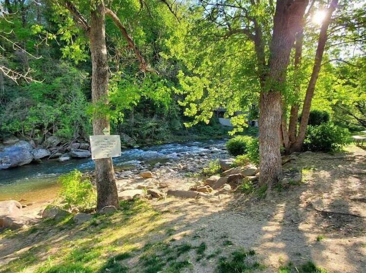 Geneva Hotel & Tiki Bar