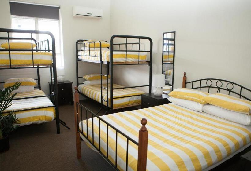 فندق Jack Duggans Irish Pub