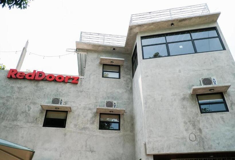 酒店 Reddoorz  Near Trans Studio Mall Cibubur 3