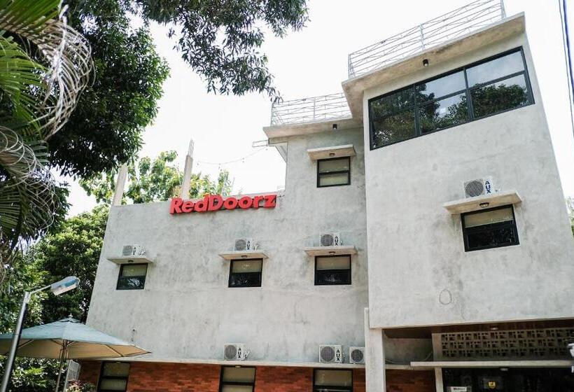 酒店 Reddoorz  Near Trans Studio Mall Cibubur 3