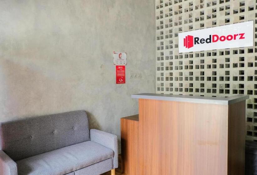 酒店 Reddoorz  Near Trans Studio Mall Cibubur 3