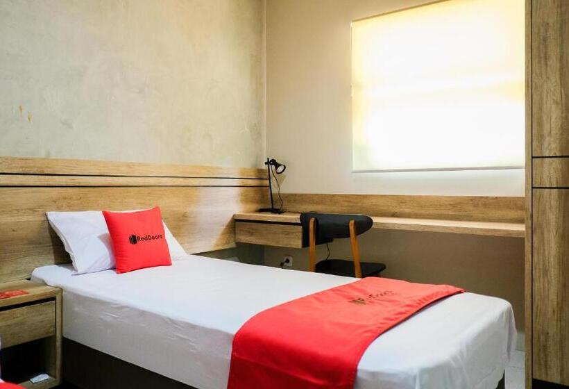 酒店 Reddoorz  Near Trans Studio Mall Cibubur 3