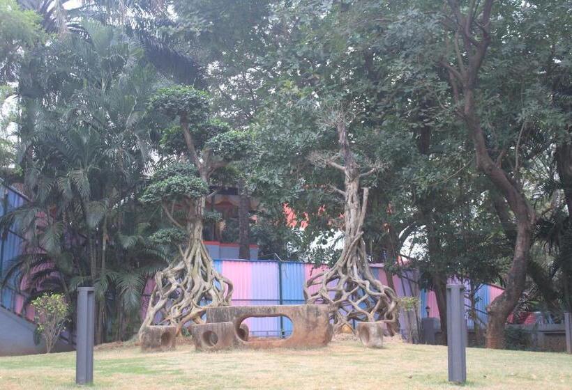 בית מלון כפרי Monteria Resort