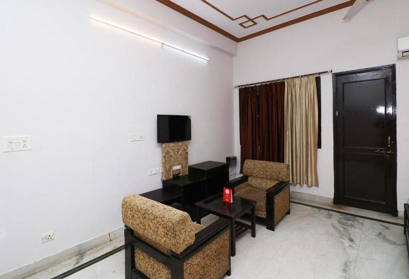 בית מלון כפרי Oyo 28193 Navya Inn