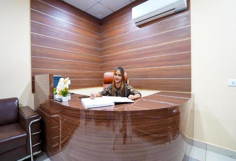 فندق Oyo 61376 The H D , Bar & Restaurant