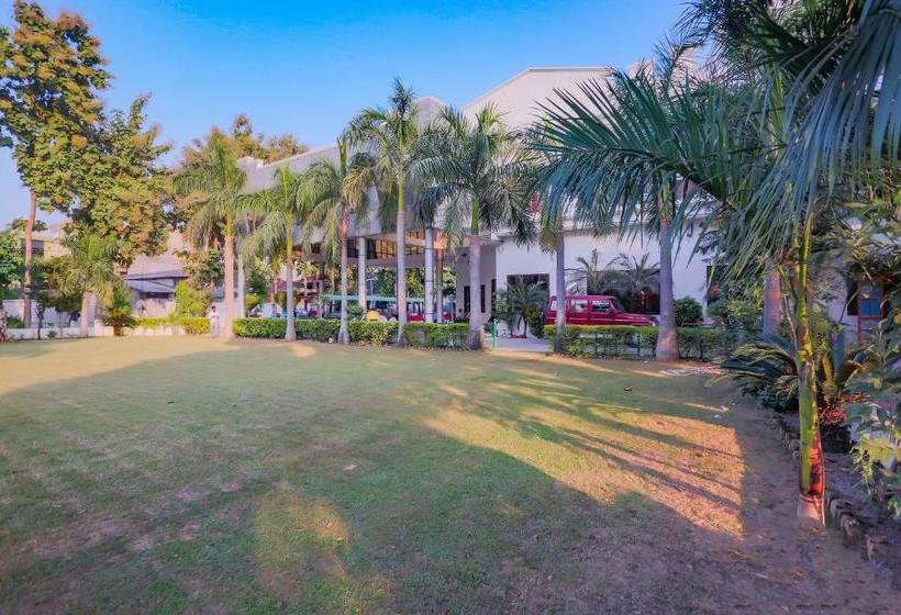 Отель Oyo 75998 Shivani Banquet Hall