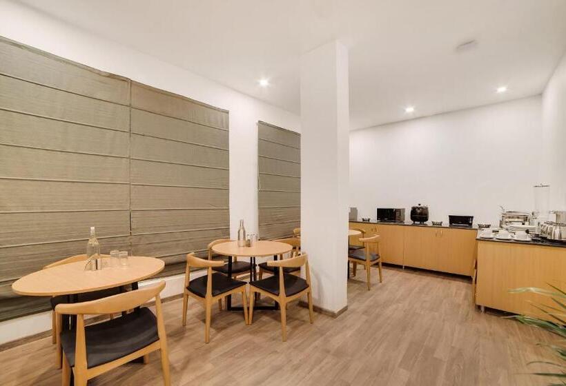 호텔 Oyo 76587 Townhouse Shamshabad