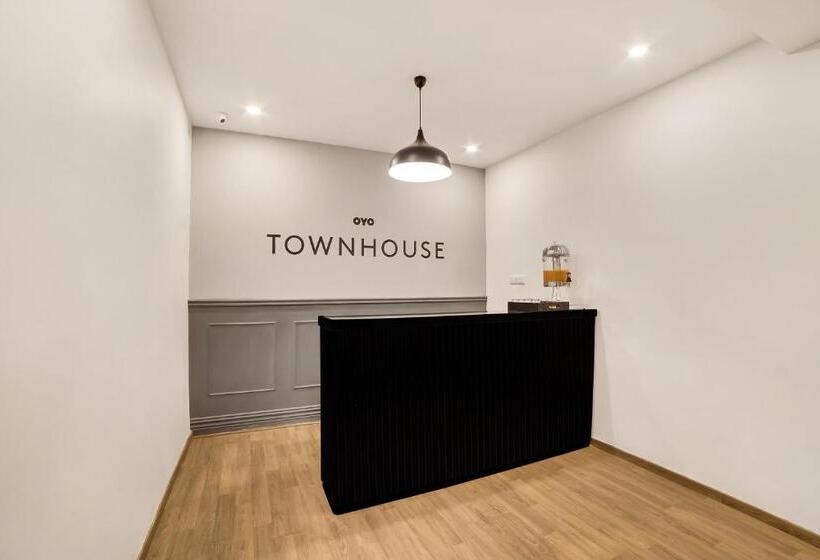 호텔 Oyo 76587 Townhouse Shamshabad
