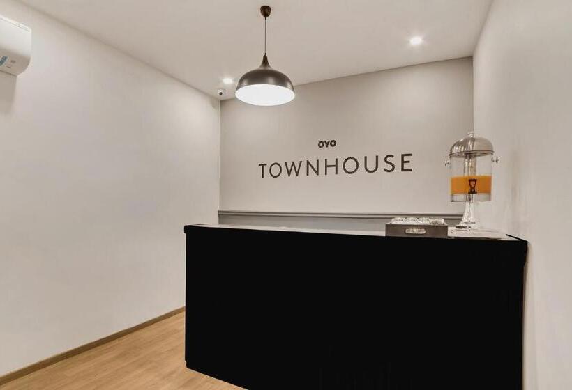 호텔 Oyo 76587 Townhouse Shamshabad