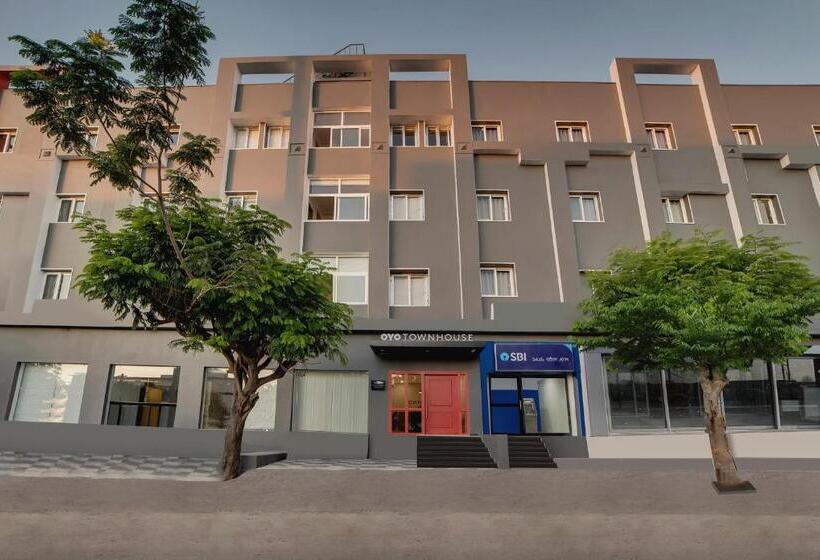 호텔 Oyo 76587 Townhouse Shamshabad