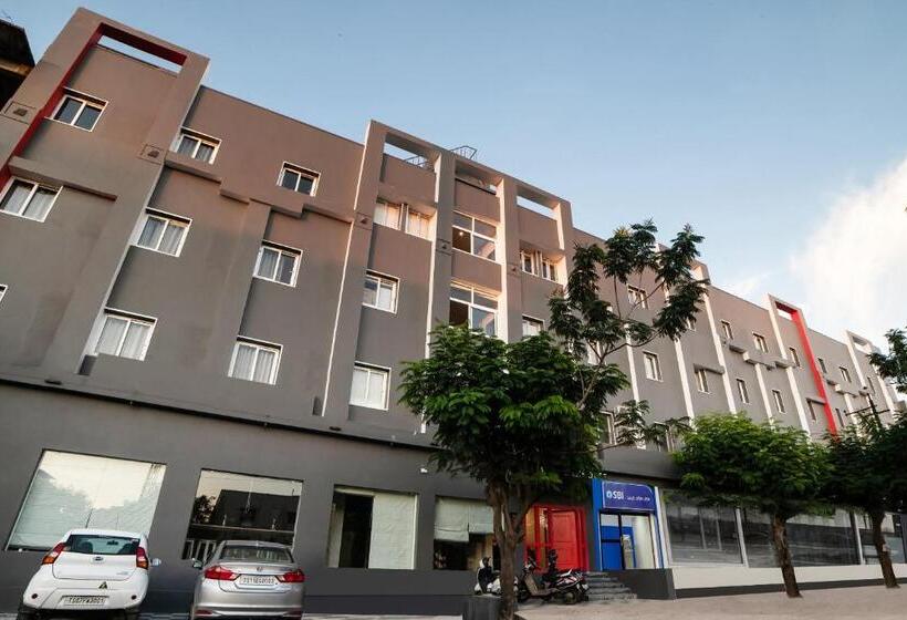 호텔 Oyo 76587 Townhouse Shamshabad