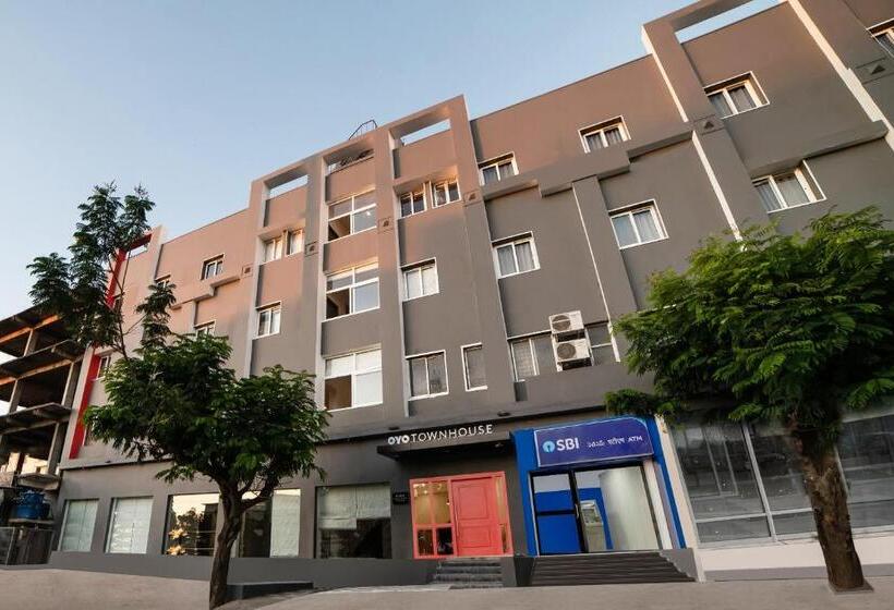 호텔 Oyo 76587 Townhouse Shamshabad