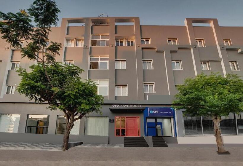 호텔 Oyo 76587 Townhouse Shamshabad