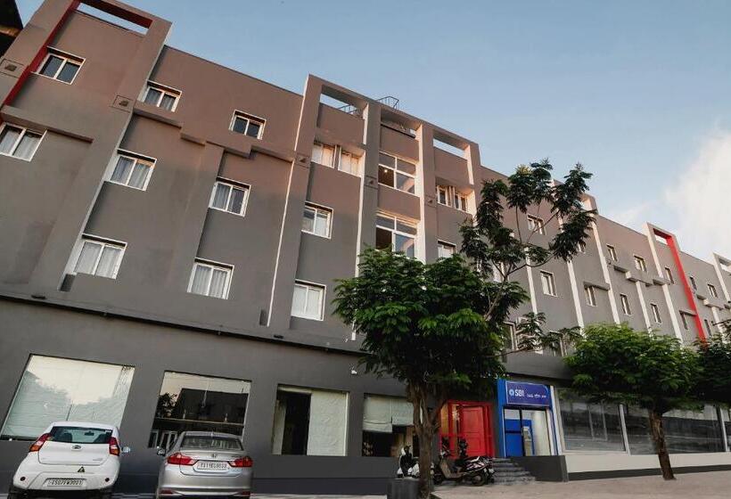 호텔 Oyo 76587 Townhouse Shamshabad