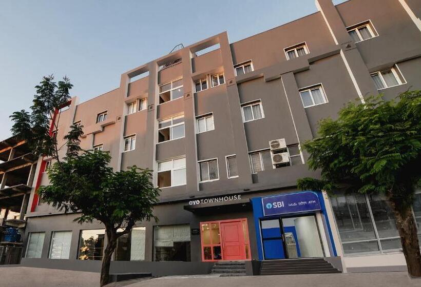 호텔 Oyo 76587 Townhouse Shamshabad