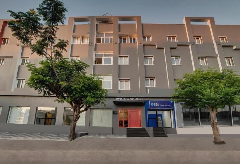 호텔 Oyo 76587 Townhouse Shamshabad