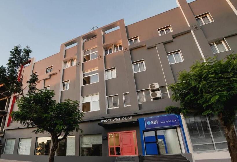 호텔 Oyo 76587 Townhouse Shamshabad