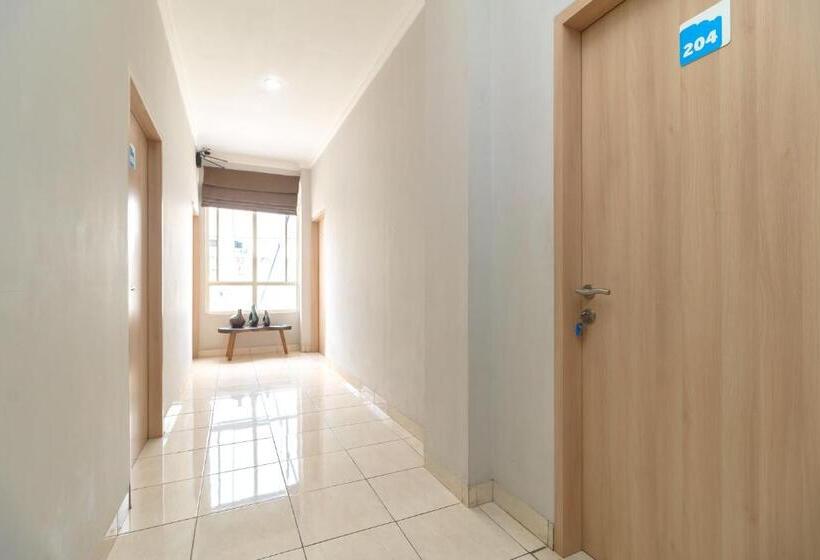 ペンション Reddoorz Syariah @ Cinere Depok