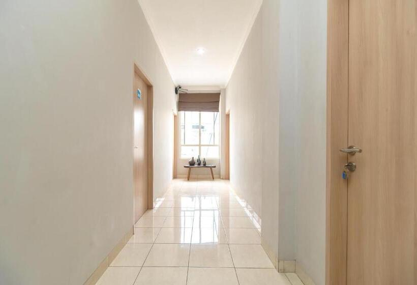 ペンション Reddoorz Syariah @ Cinere Depok