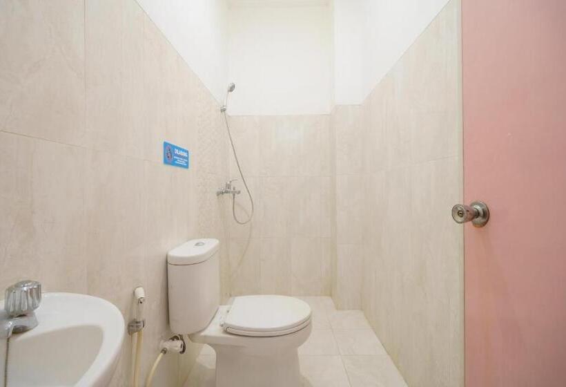 ペンション Reddoorz Syariah @ Cinere Depok