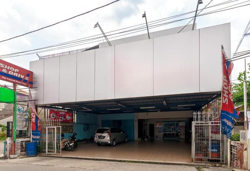 ペンション Reddoorz Syariah @ Cinere Depok