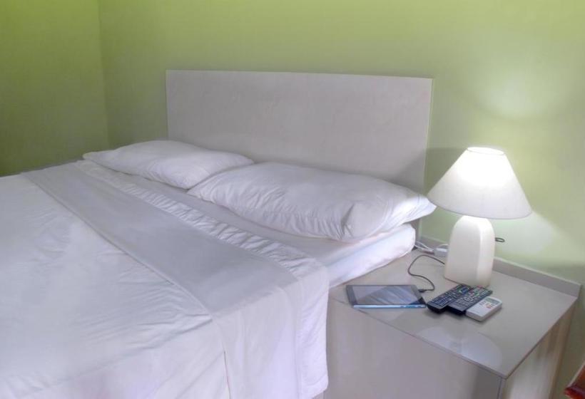 בית מלון כפרי Big Daddy S Beach Club &