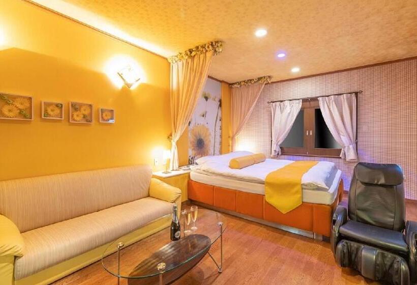 Kani Hotel Chapel Garden